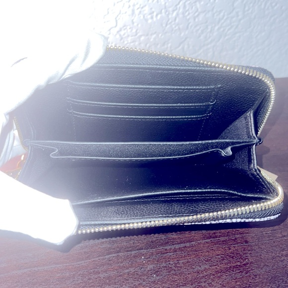 NWOT BOUTIQUE WRISTLET - Picture 3 of 8